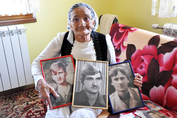 Све сузе сам исплакала, унучад ми без очева расту, то је рана непреболна: Јока Миловановић (87) живи са сећањем на тројицу синова који су погинули током рата у БиХ